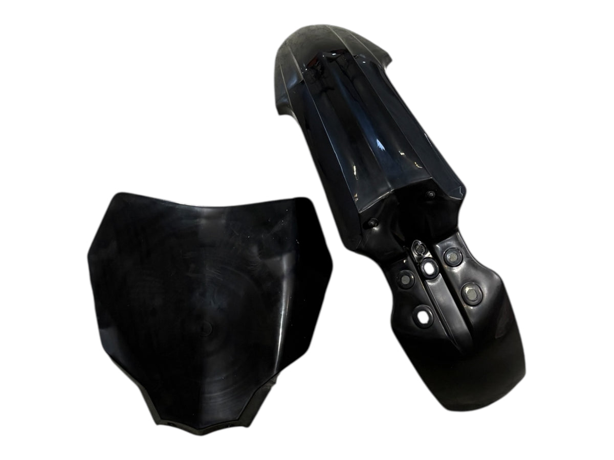 Pièce Apollo 379C-005 — FRONT FENDER NAMEPLATE BK